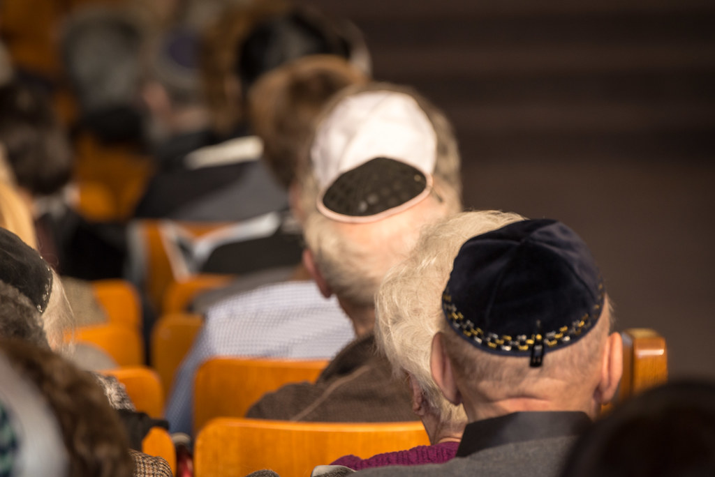 Personnes portant la kippa. Crédit : michael_swan (Flickr).
