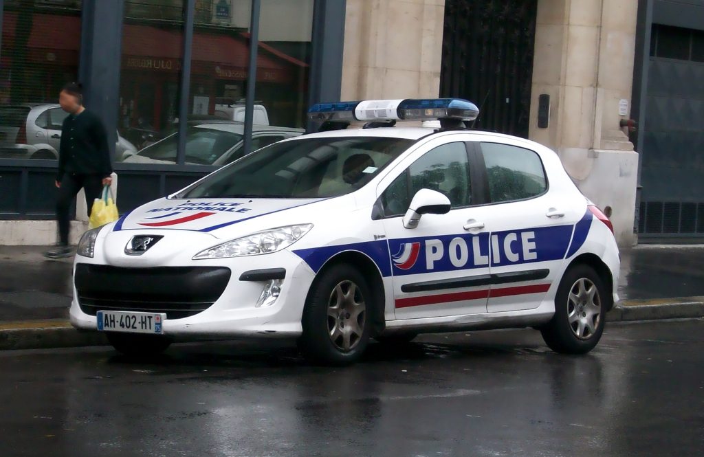 Véhicule de police. Crédit : Wikimedia Commons.